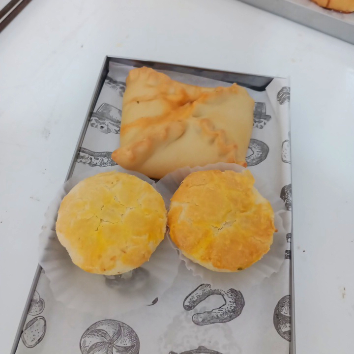 Hambúrguer e cheddar, esfiha de frango ou enrolado de presunto e queijo.