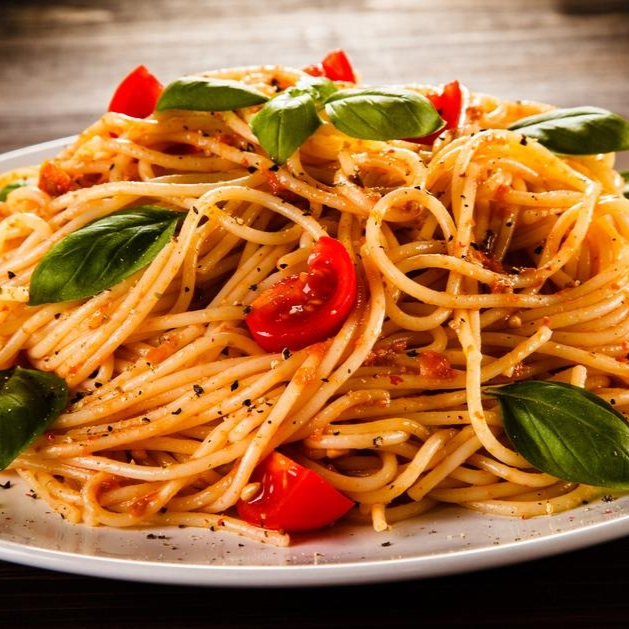 massa gourmet a moda da casa . A massa com a textura perfeita, é generosamente regada com o nosso molho a bolonhesa, uma mistura harmoniosa de sabores frescos e autênticos. Para completar essa delícia, adicionamos queijo mussarela para finalizar.