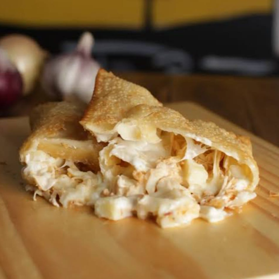 Massa crocante recheada com palmito macio e cremoso, temperado na medida certa.