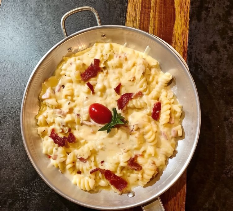 lássico italiano preparado com bacon crocante, envolvido em um creme aveludado à base de queijos e temperos especiais, finalizado com toque de pimenta-do-reino. Cremoso, intenso e extremamente saboroso, entrega o equilíbrio perfeito entre a suculência do bacon e a textura marcante do molho. Encorpado. Cremoso. Irresistível em cada garfada.