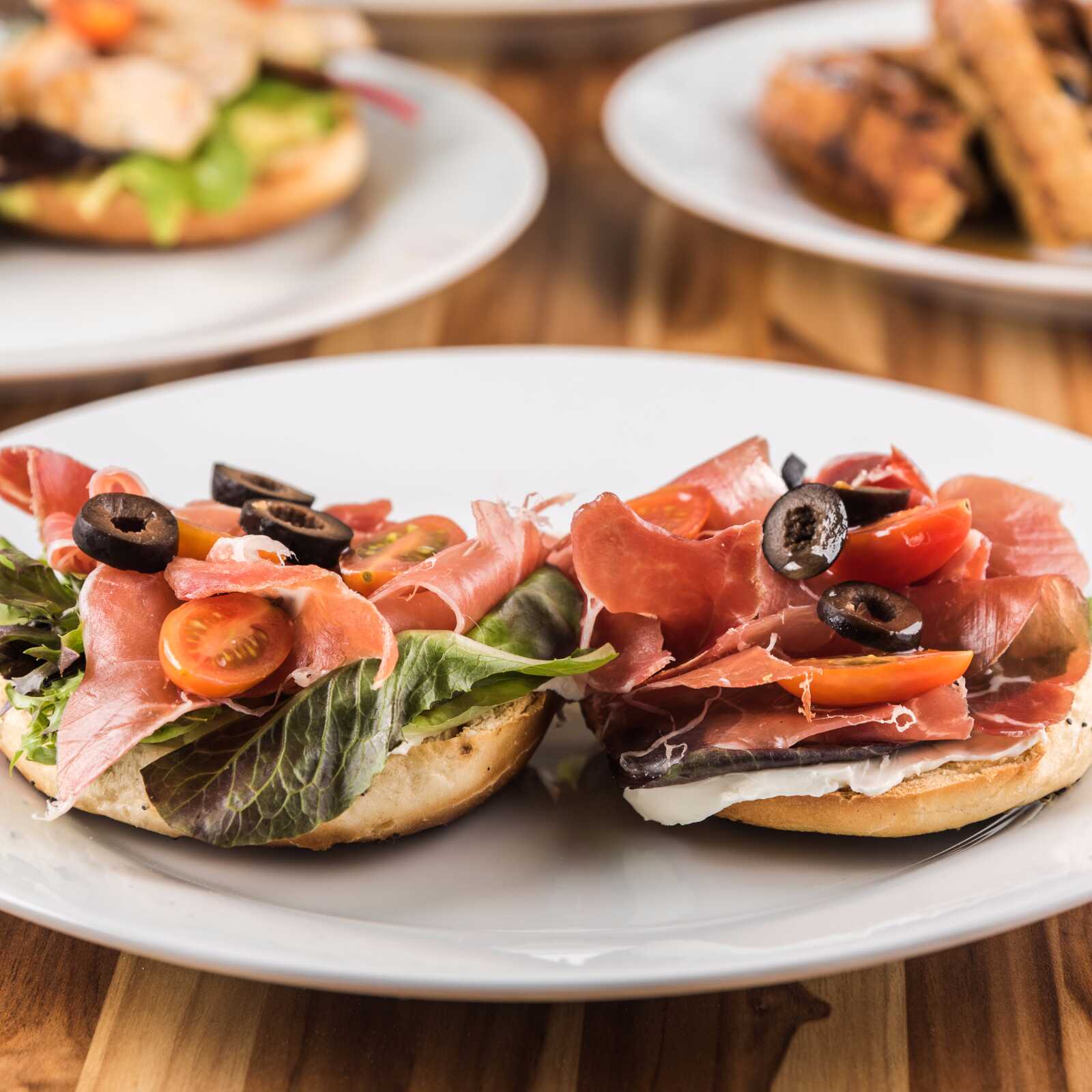 Bagel de Jamón Serrano Abierto