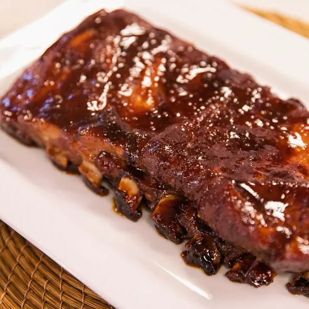 Desvende os sabores intensos da nossa Costelinha de Porco Barbecue, um prato de assados excepcionalmente delicioso. Com aproximadamente 500 gramas, esta porção é generosamente regada com nosso molho barbecue caseiro, proporcionando um encantador contraste entre a carne de porco suculenta e o sabor rico e defumado do barbecue. Cuidadosamente assada para garantir a suavidade e o sabor inconfundível, esta costelinha é perfeita para um prazeroso consumo imediato. Por favor, note que as alterações não são permitidas e o peso do produto é aproximado. A imagem é meramente ilustrativa.