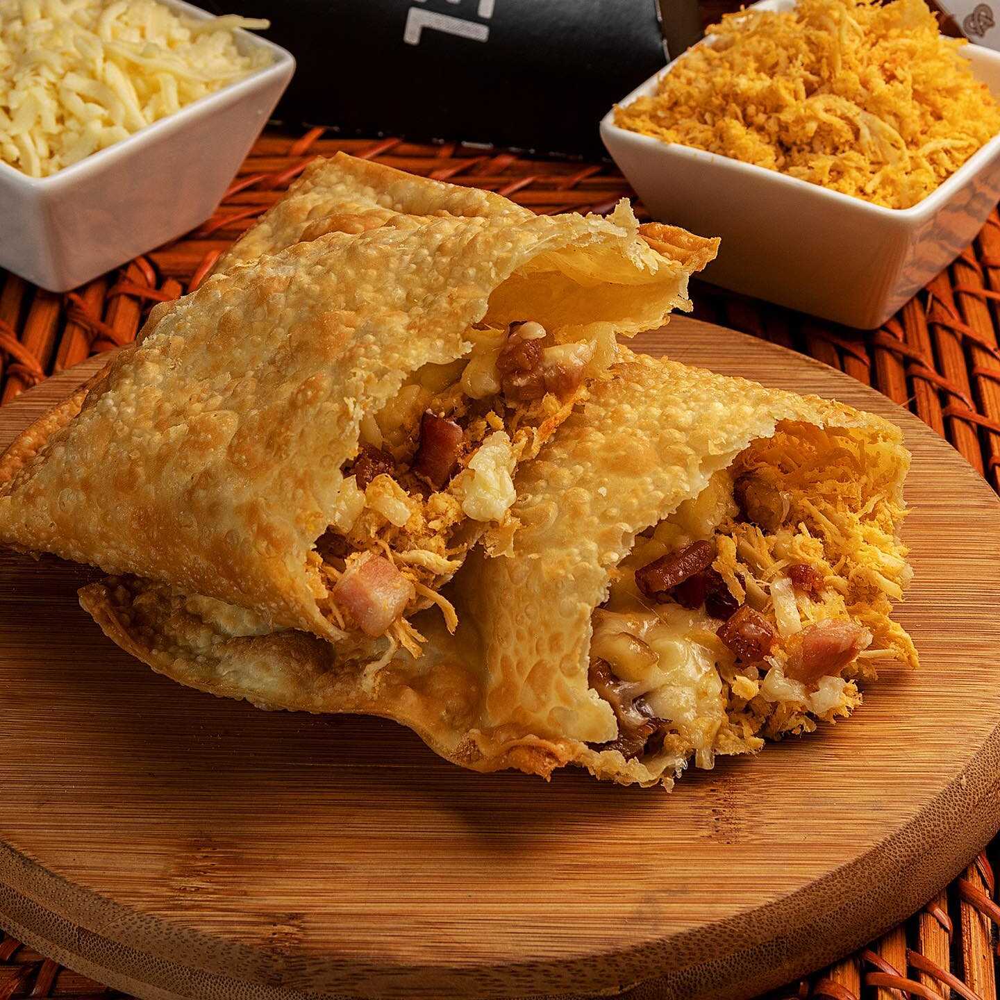 Aquele frango desfiado, com pedaços de Bacon e pra complementar aquele queijo que irá derreter em seu paladar :) Você irá amar essa nossa opção!