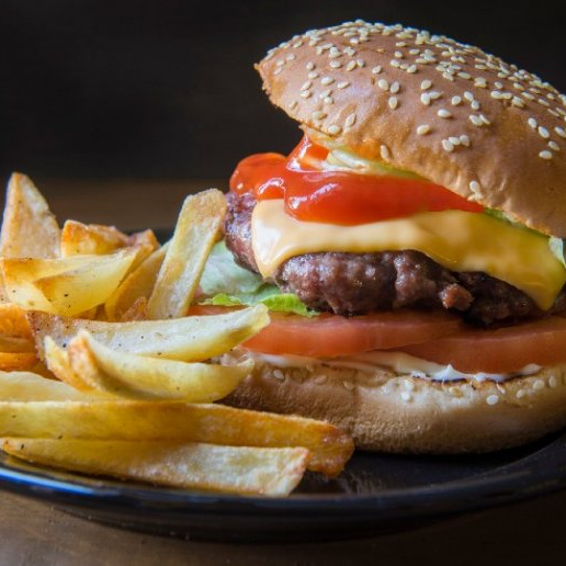Hamburguesa de res con queso y papas