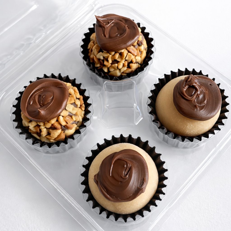 Bandejinha de Docinhos Gourmet (4 unidades) Bandejinha com 4 deliciosos docinhos gourmet, preparados de forma artesanal, com textura cremosa e muito sabor. Sabores: • Brigadeiro tipo Ferrero – brigadeiro cremoso com amendoim e recheio de Nutella. • Brigadeiro de Ninho – brigadeiro de leite Ninho super cremoso com recheio de Nutella. Perfeitos para quem ama docinhos intensos e bem recheados. Peso aproximado: 20g cada docinho