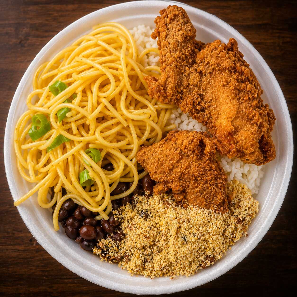 Arroz soltinho, feijão bem temperado, macarrão alho e óleo, farofa crocante, e filé de frango à milanesa douradinho.