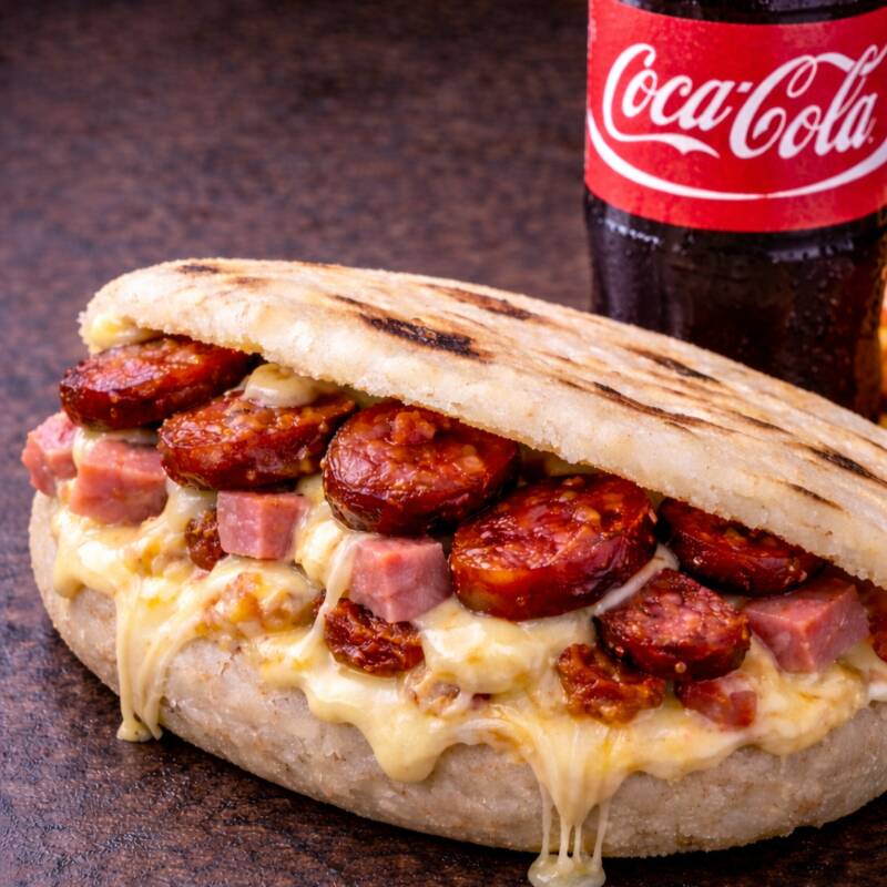 Combo arepa chorizo fundida