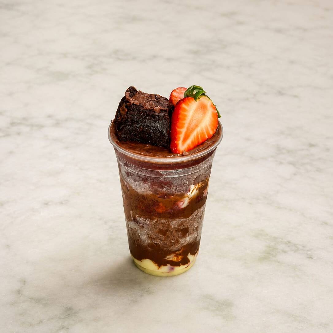 Açaí com camadas de creme de avelã, leite condensado morango e brownie. Uma combinação intensa, doce na medida certa e com aquele sabor que derrete na boca. Puro prazer em cada colherada!