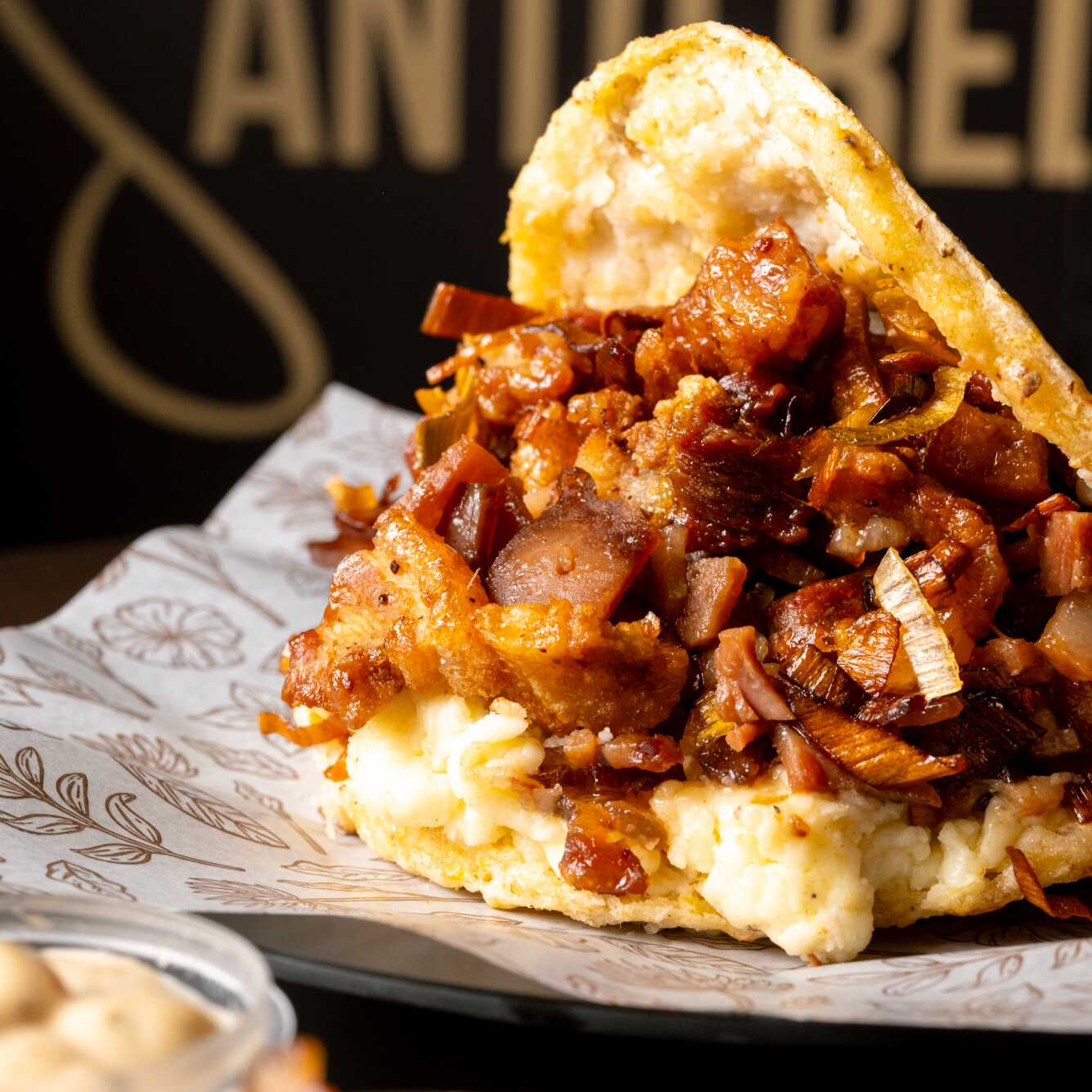 Arepa con Chicharrón y Puerro Crocante
