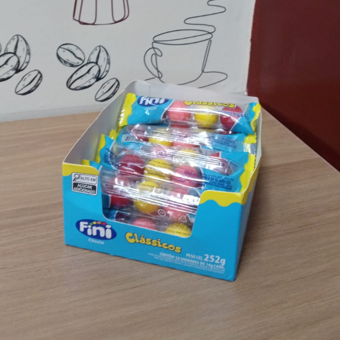 Uma explosão de sabores em cada mordida! Pacote com chicletes Fini sortidos, coloridos e divertidos, perfeitos para se refrescar e se divertir a qualquer hora do dia. Ideal para compartilhar ou para aquele momento de prazer doce.