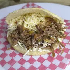 2x1 Arepa de Carne Desmechada y Queso