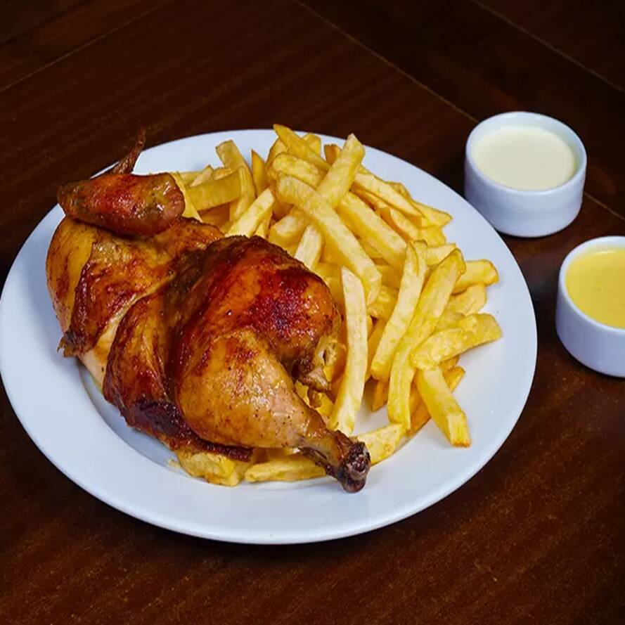 1/2 Pollo a la Brasa con ensalada, Papas y Cremas