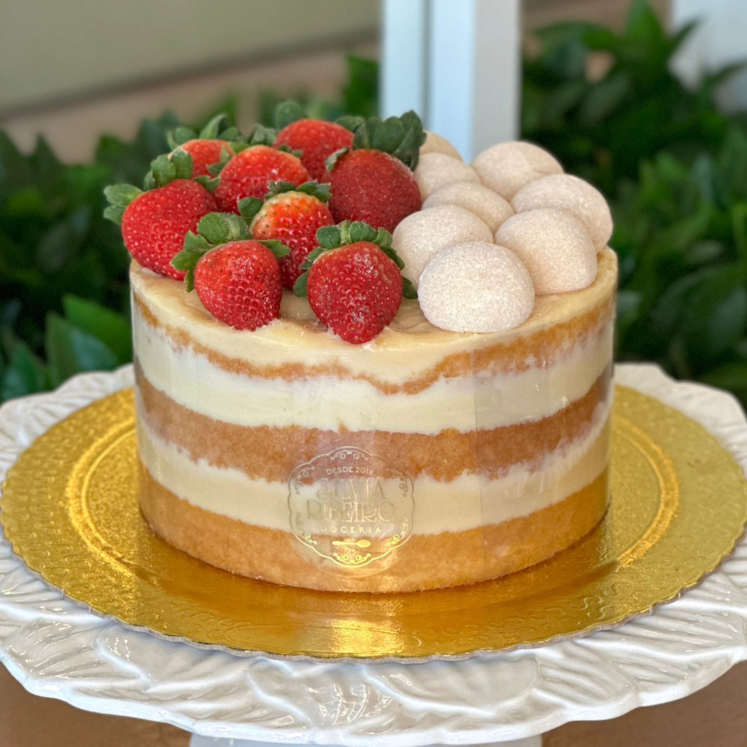 Massa de baunilha caseira intercalada com brigadeiro de Ninho e morangos.