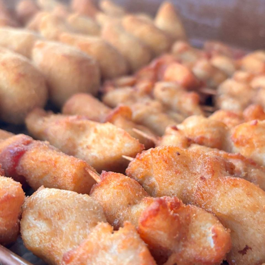 Cubos de frango macios temperados e envoltos em saboroso bacon, tudo empanado e frito para garantir uma casquinha extra crocante. Um petisco clássico e irresistível.