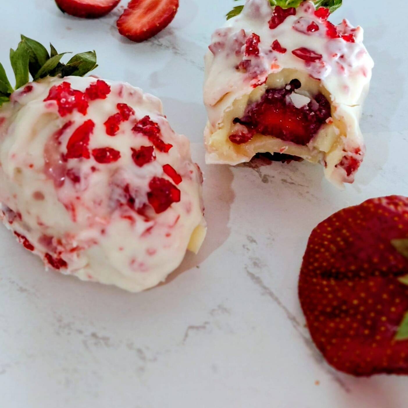 Morango cravejado ,a sensação do momento feito com um recheio branco delicioso , envolto em um suculento morango e coberto de chocolate branco com pedaços de crocante de açúcar. experimente!