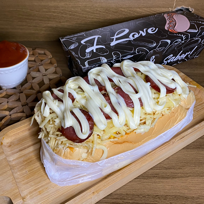 Acompanha: Pão, Salsicha ou Linguiça, Molho, Milho, Ervilha, Molho da Casa, Batata Palha, Cheddar ou Catupiry, Queijo Mussarela Gratinada, Calabresa e Ovo de Codorna