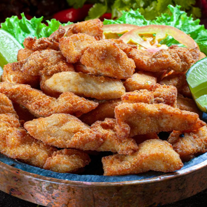 Arroz,feijão,iscas de carne gorda e cebola.