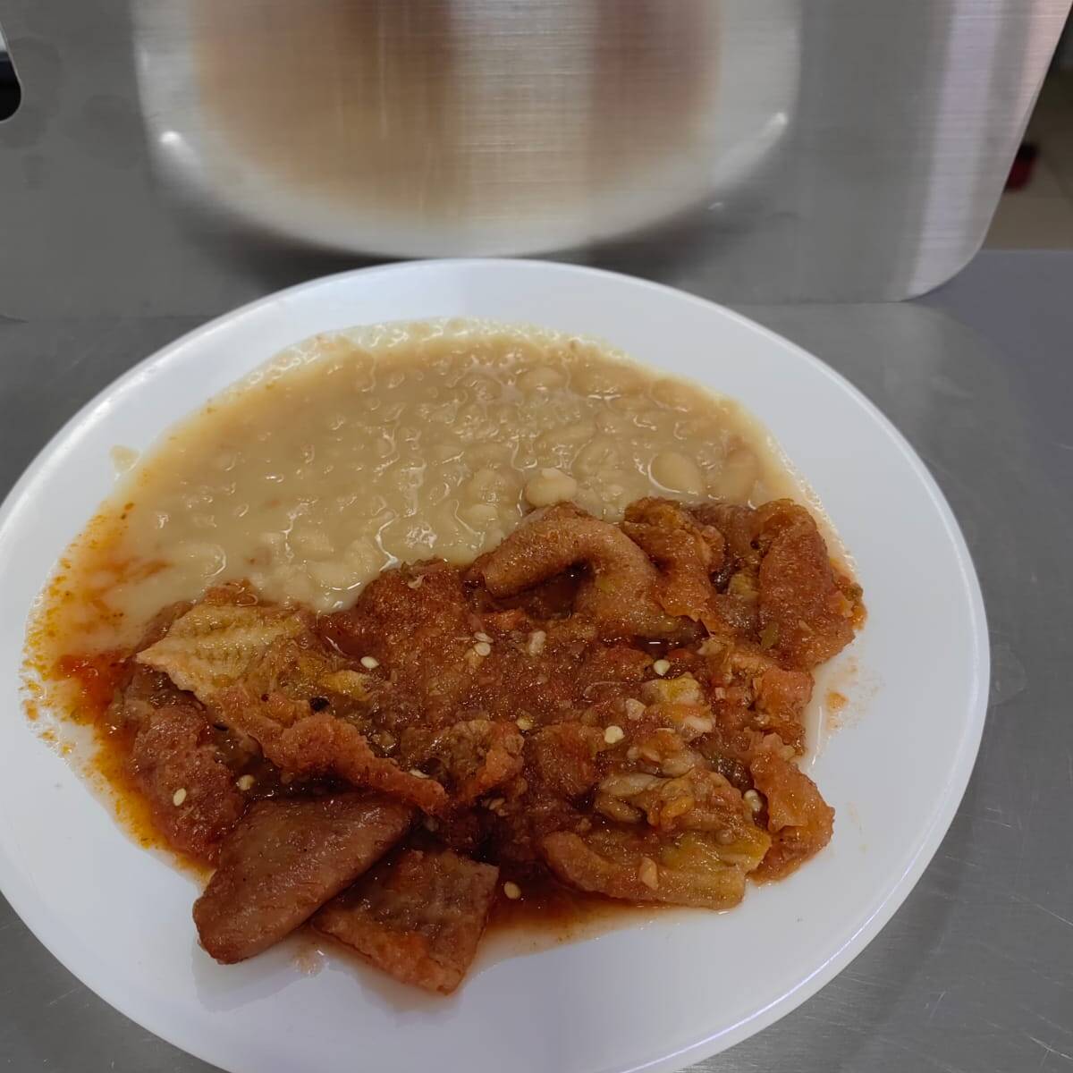 Chicharrón de Cerdo en Salsa Molcajeteada