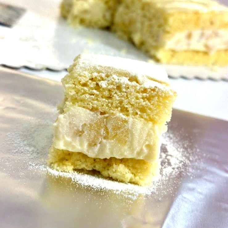 Clássico bolo com massa branquinha bem molhadinha com recheio de coco em flocos