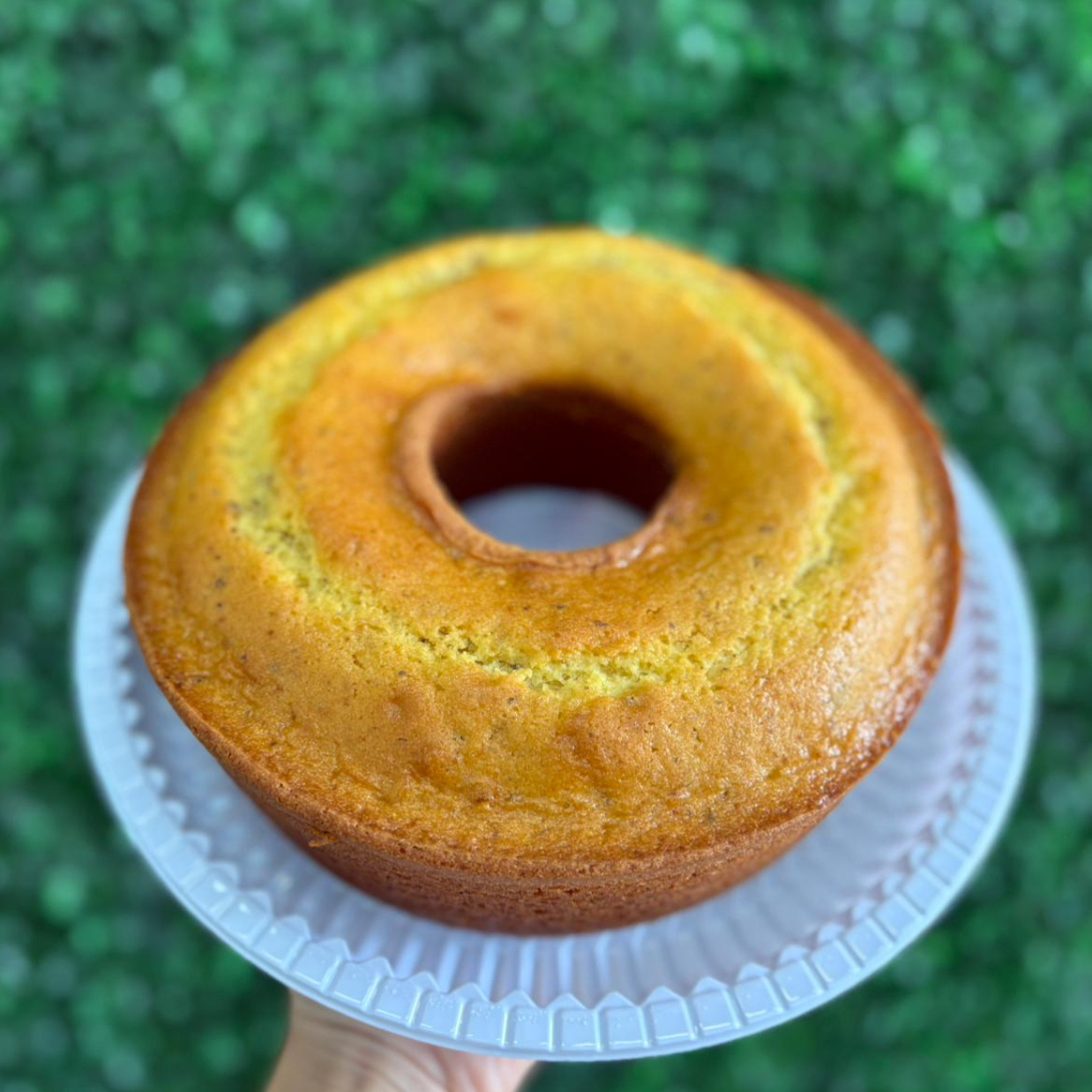 Um clássico da roça com um toque aromático irresistível. Massa leve e macia de fubá, levemente perfumada com sementinhas de erva-doce — aquele cheirinho que já dá vontade de passar um café na hora. Simples, aconchegante e cheio de memória afetiva. Aproximadamente 900g, rende cerca de 16 à 18 fatias.