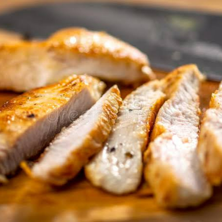 120g em tiras de frango temperado, pra um complemento leve e delicioso para sua salada.