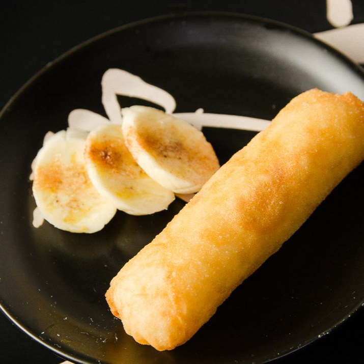 Harumaki crocante recheado com banana e toque especial de canela. Doce na medida certa. #harumaki #sobremesajaponesa #banana #docedodia #deliveryjapones