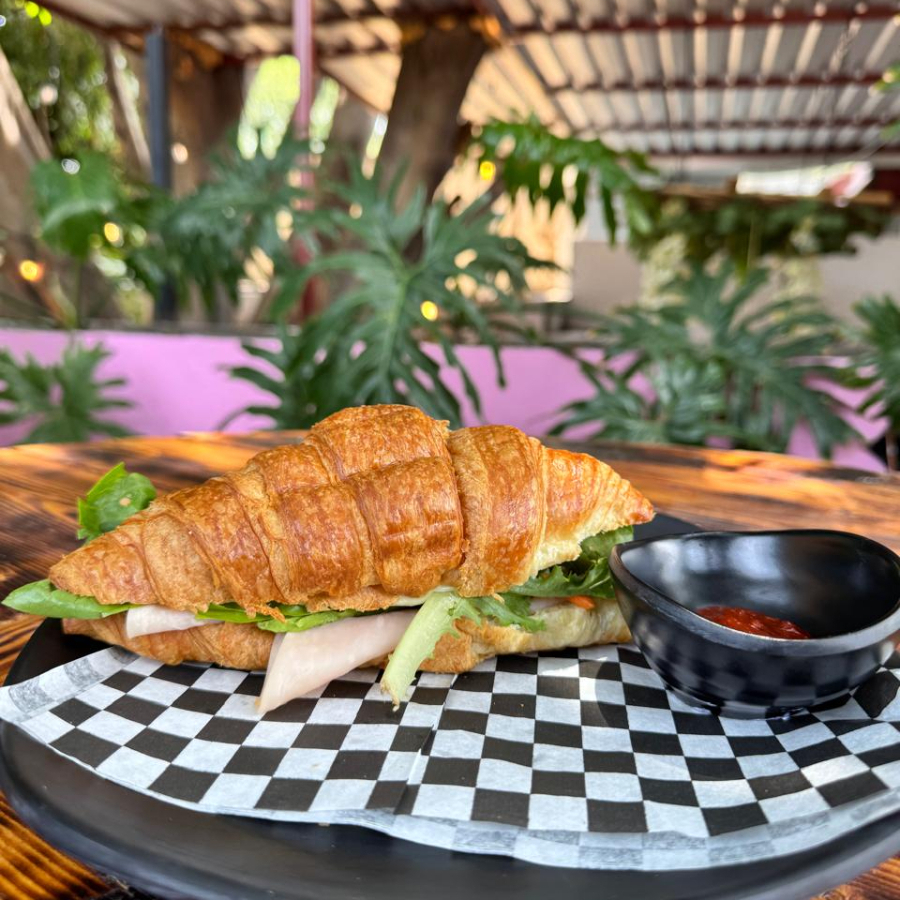 CROISSANT DE JAMON DE PAVO Y QUESO