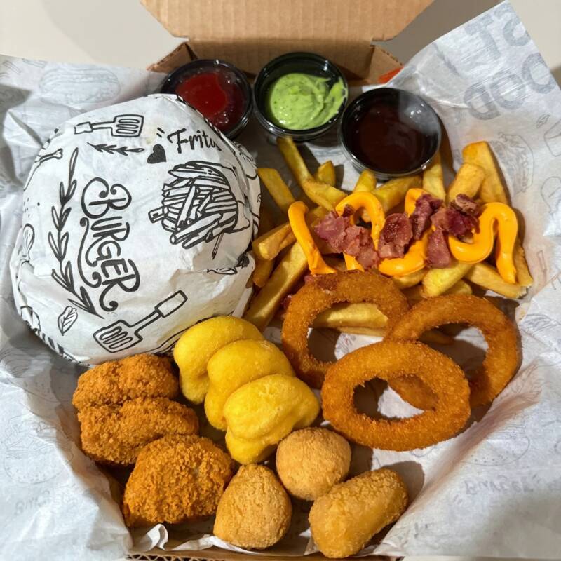 1 Hamburguer , 100g fritas com cheddar e bacon, 3 anel de cebola ,3 nugget,3 batata carinha , 3 mandioquinha . OBSERVAÇÃO ; AS BATATAS PODEM CHEGAR MURCHAS DEVIDO A EMBALAGEM FECHADA