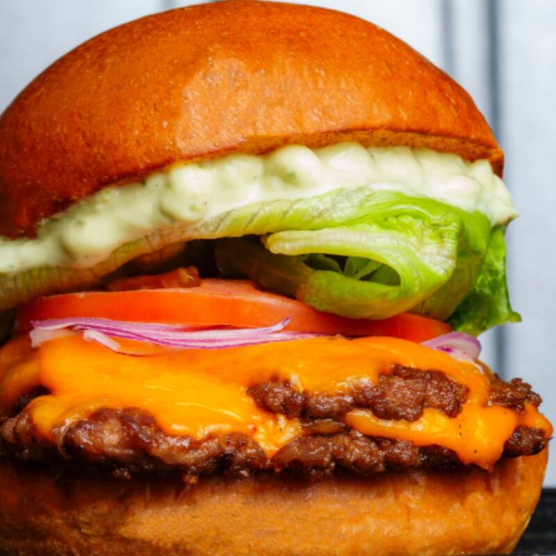 Smash Clássico 100g com Cebola, Cheddar em Dobro, Alface Crocante, Tomate e Molho Especial da Casa para um Sabor Inesquecível