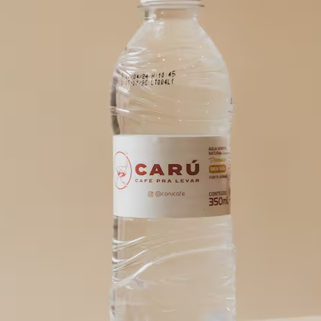 Água mineral natural premium com gás. Fonte Atibaia.