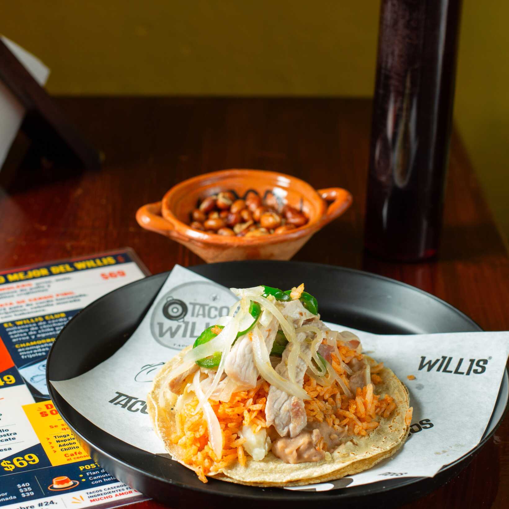 Taco de Bisteck Encebollado con Chie Jalapeño