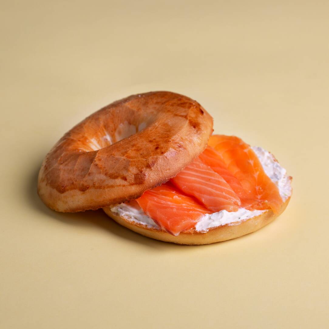 Sándwich Bagel con Queso Crema y Salmón