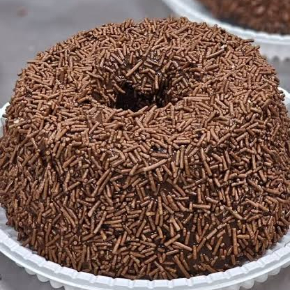 Delicioso bolo Artesanal de chocolate c/ granulado macio.