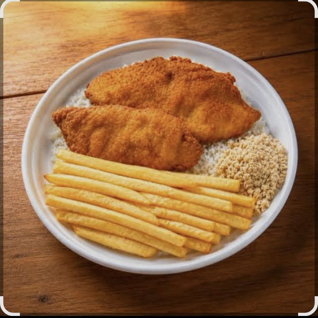 Filé de frango á milanesa, crocante e saboroso, acompanhado de arroz, feijão, macarrão e fritas. Uma refeijão completa e economica servida em uma marmita de 350 ml