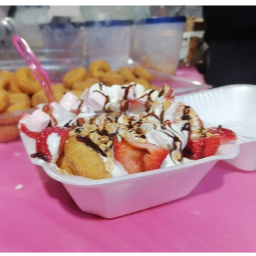 Charola de Fresas con Crema y Donitas
