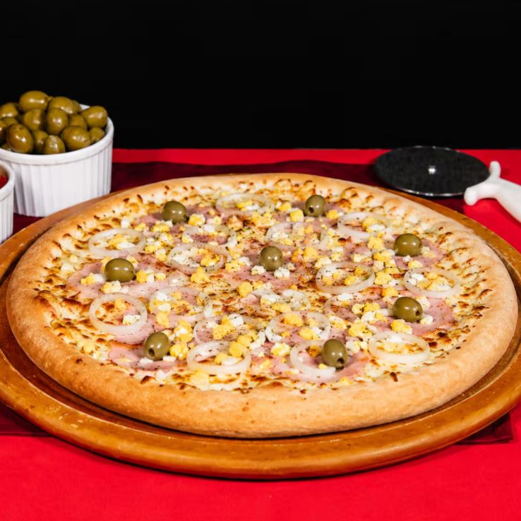 Presunto, ovo, cebola, mussarela, molho de tomate, azeitonas e orégano.