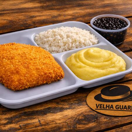 Filé de peixe a milanesa servido com arroz soltinho e purê macio.