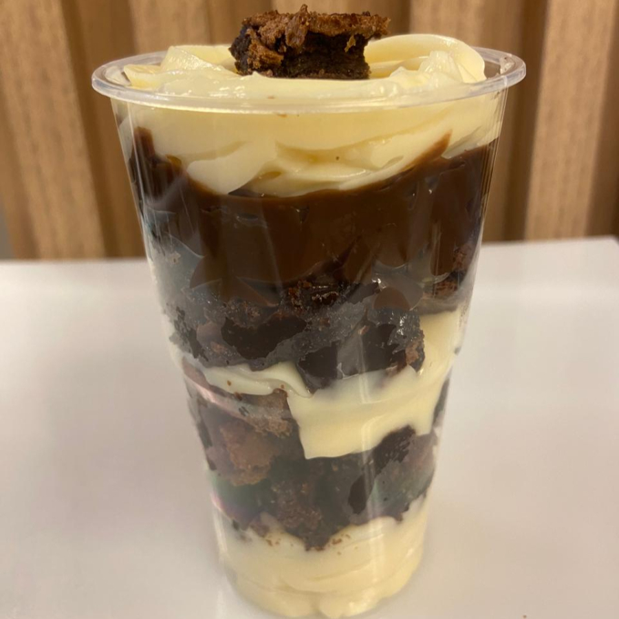 Ninho cremoso, pedaços de brownie molhadinho e brigadeiro cremoso