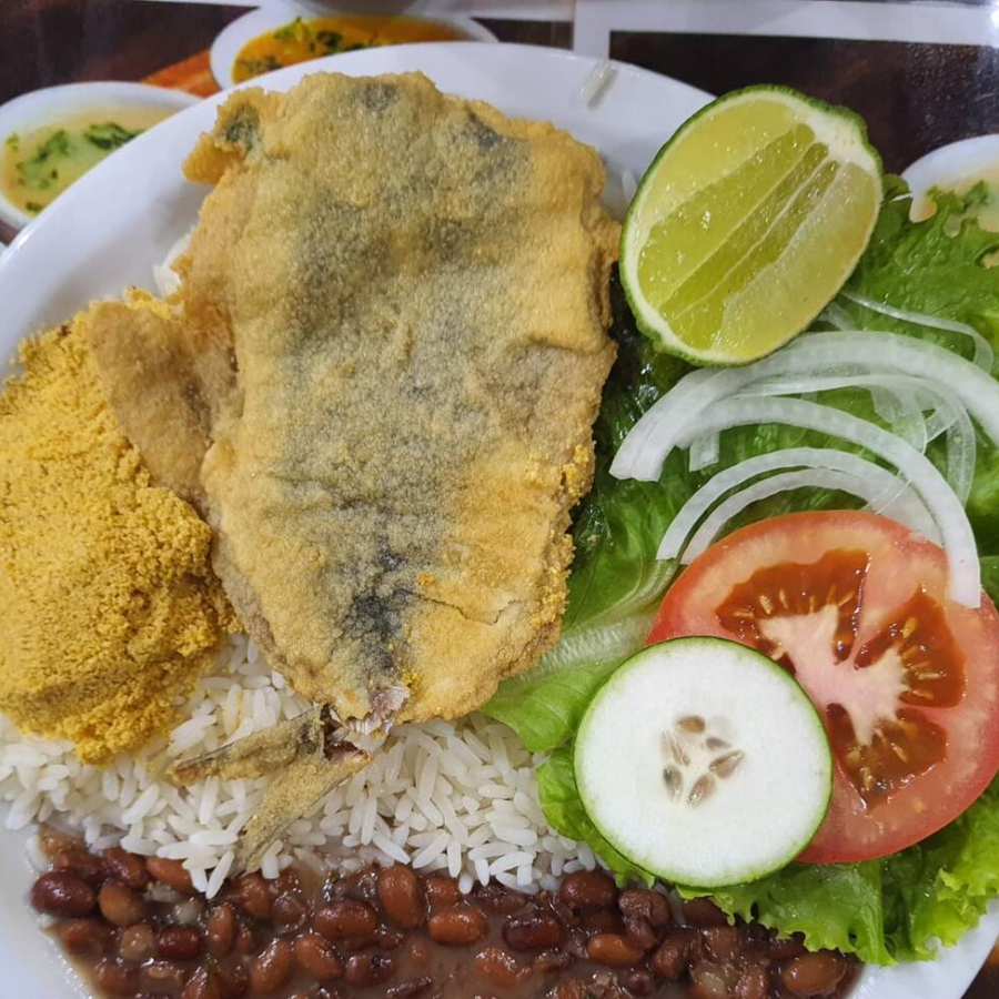 Peixe Sardinha, Salada, Arroz, Feijão e Farofa
