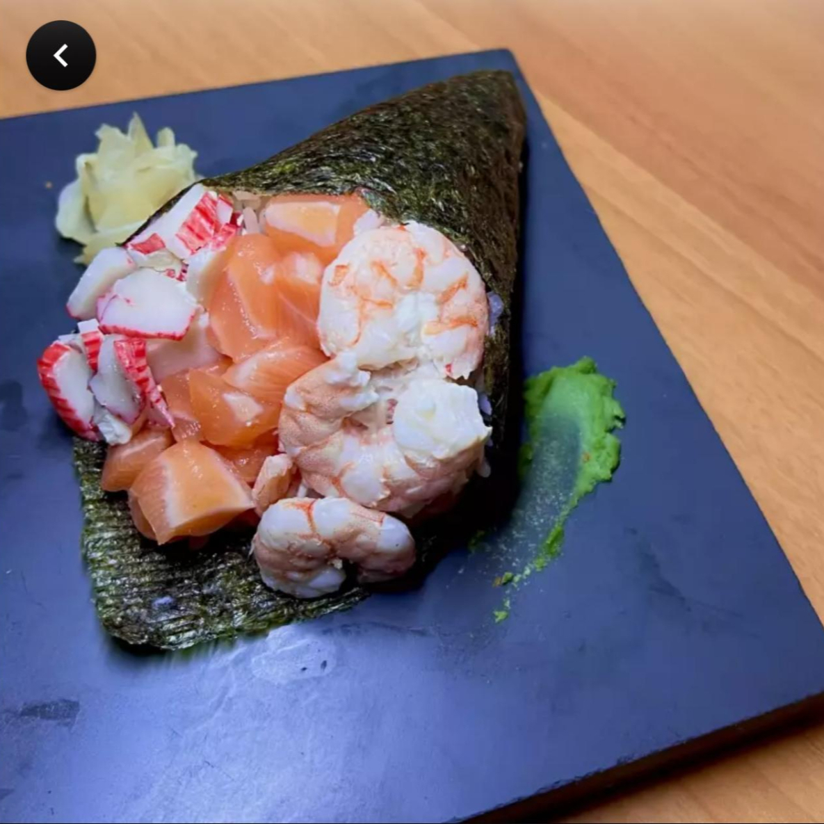 Temaki com recheio de salmão, kani e camarão natural, crem chesse polenguinho, finalizado com cebolinha e gergelim. Acompanha 20ml de teriaky e shoyu sache