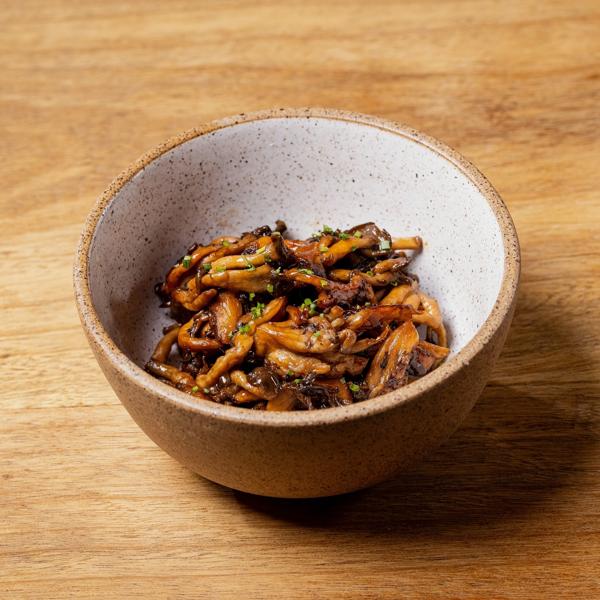 Cogumelo shimeji salteado na manteiga e shoyu.