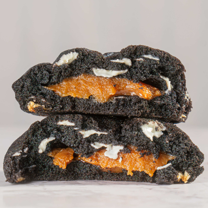 Nosso cookie de Caramelo Salgado é feito com massa de cacau black e gotas de chocolate nobre branco, recheado com um irresistível brigadeiro de caramelo salgado que equilibra doçura e leve toque de flor sal.