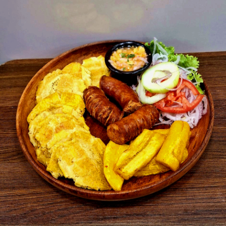 Patacones con Chorizo y Ensalada