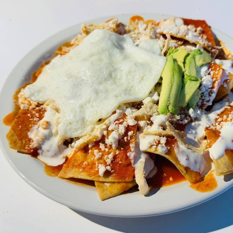 Chilaquiles Con Huevo + Café + Fruta