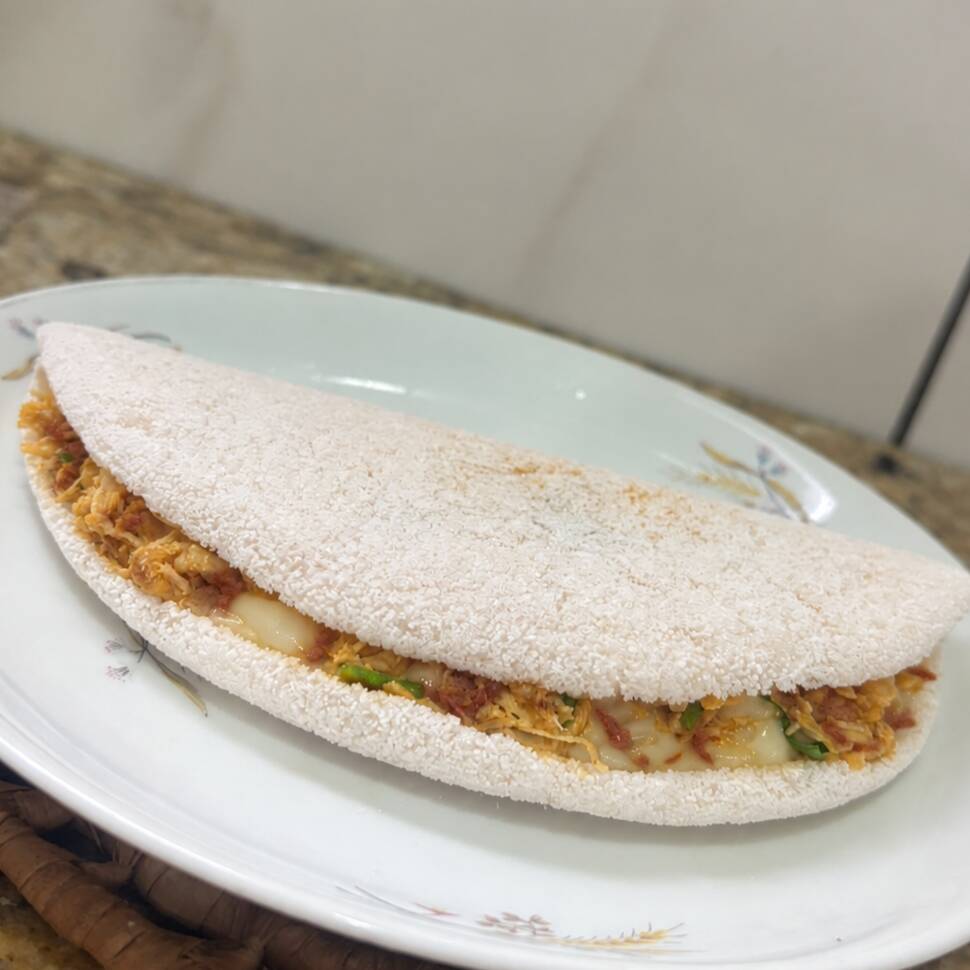 Nossa tapioca recheada com frango e calabresa e mussarela