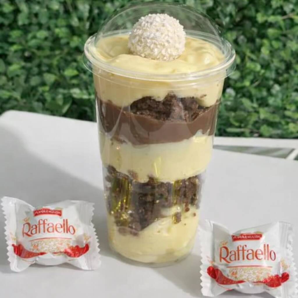 🥥✨Copo gourmet cremoso com camadas de chocolate e creme suave, finalizado com 1 Raffaello por cima. 🥥✨