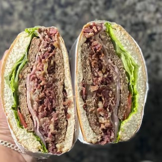 Pão de hambúrguer, hambúrguer, bacon, mussarela, presunto, Catupiry e milho ( lanche Grande 4 partes)