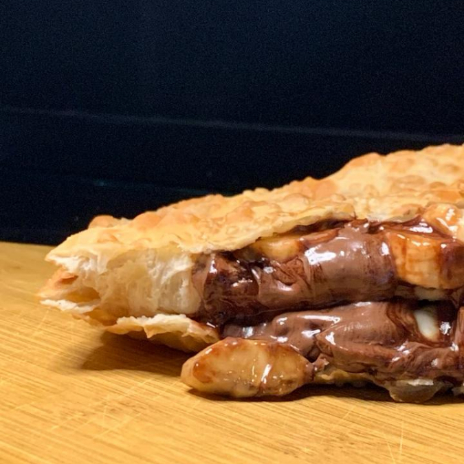 Banana quentinha e macia com a Nutella derretendo por cima. Uma dupla clássica que conquista em cada mordida. . . . . . . . ##Tags## promoção promocao oferta desconto combo entraga gratis taxa grátis pastel de feira gostoso barato cupon cupom nutela Nutella sobremesa pastel doce chocolate