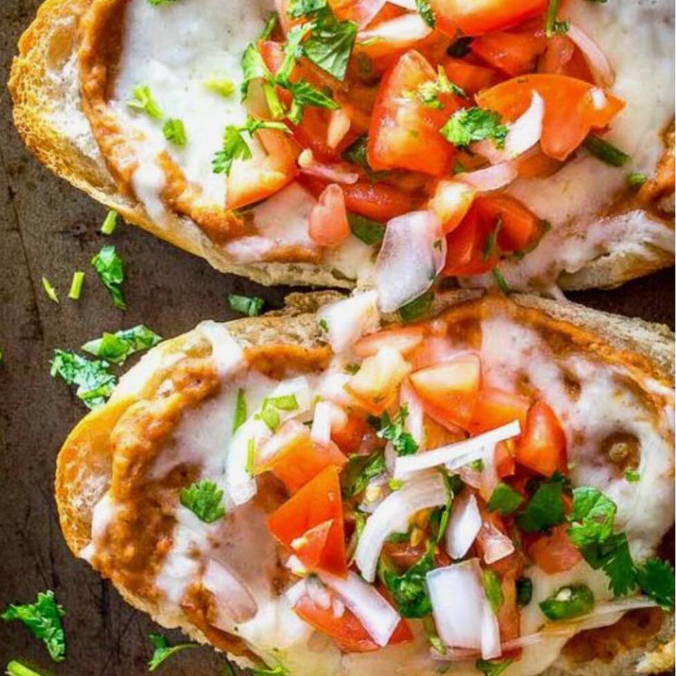 Molletes con Pollo