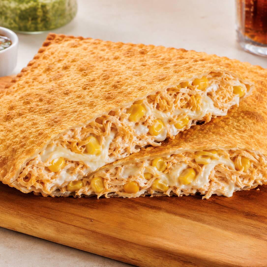 Pastel Especial de 30cm, crocante e muito recheado com: frango desfiado, requeijão, mussarela, milho, tomate, ovo e azeitonas. Uma opção bem servida, saborosa e cheia de personalidade, perfeita para substituir uma refeição. Entrega rápida em Osasco.